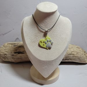 Bijou artisanal en céramique : cœur avec empreinte de patte de chien