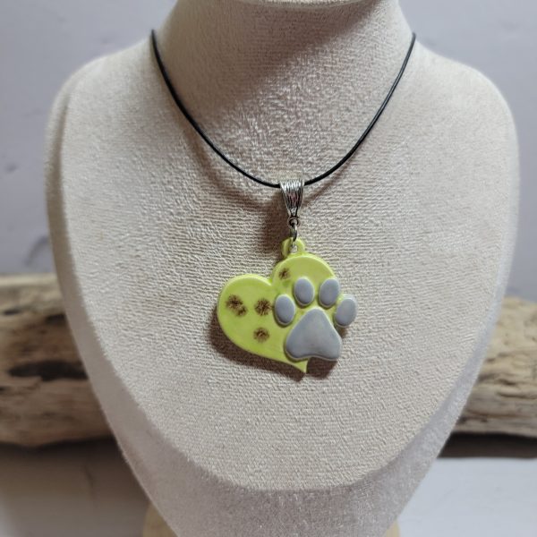 Bijou artisanal en céramique : cœur avec empreinte de patte de chien