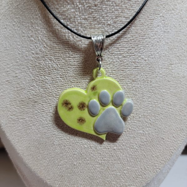 Bijou artisanal en céramique : cœur avec empreinte de patte de chien