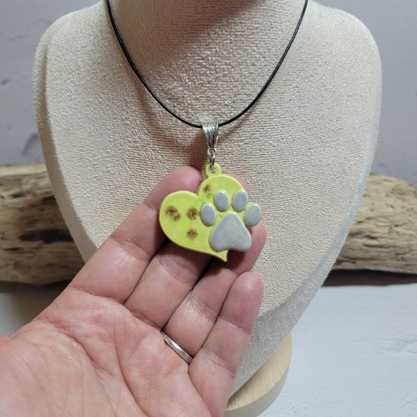 Bijou artisanal en céramique : cœur avec empreinte de patte de chien