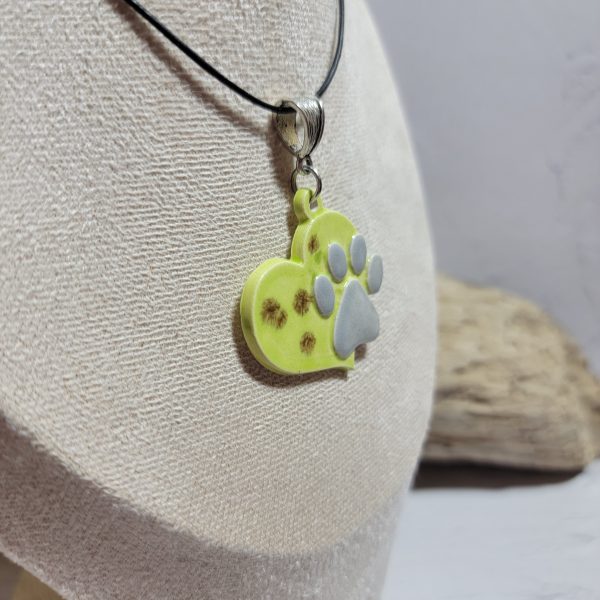 Bijou artisanal en céramique : cœur avec empreinte de patte de chien