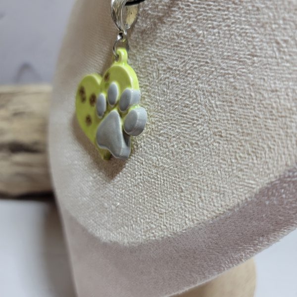 Bijou artisanal en céramique : cœur avec empreinte de patte de chien
