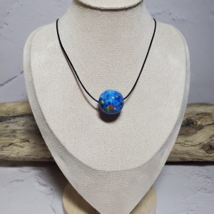 Pendentif artisanal en céramique avec perle, bijou élégant et unique, parfait pour un style raffiné et naturel.