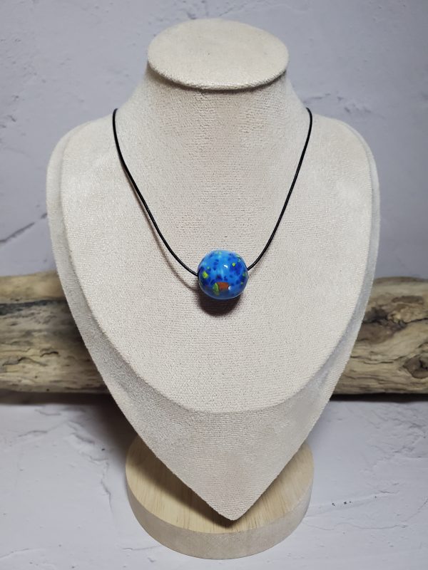 Pendentif artisanal en céramique avec perle, bijou élégant et unique, parfait pour un style raffiné et naturel.