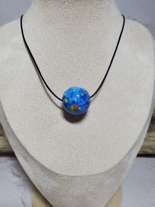 Pendentif artisanal en céramique avec perle, bijou élégant et unique, parfait pour un style raffiné et naturel.