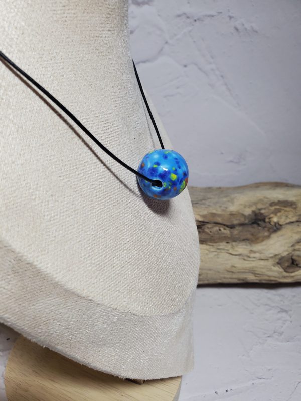 Pendentif artisanal en céramique avec perle, bijou élégant et unique, parfait pour un style raffiné et naturel.