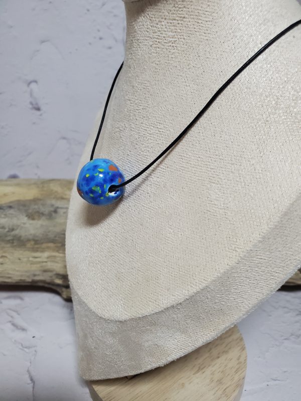 Pendentif artisanal en céramique avec perle, bijou élégant et unique, parfait pour un style raffiné et naturel.