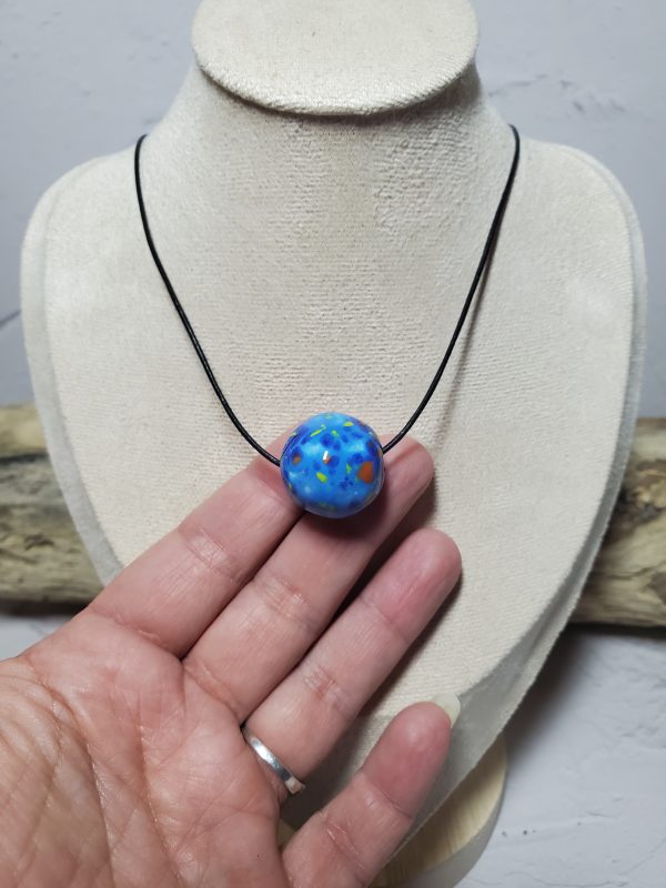 Pendentif artisanal en céramique avec perle, bijou élégant et unique, parfait pour un style raffiné et naturel.