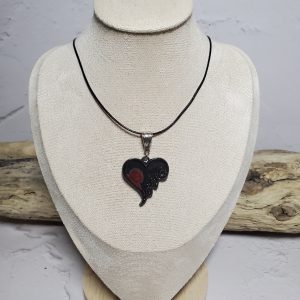 Pendentif cœur en céramique avec inscription LOVE, bijou romantique et raffiné.