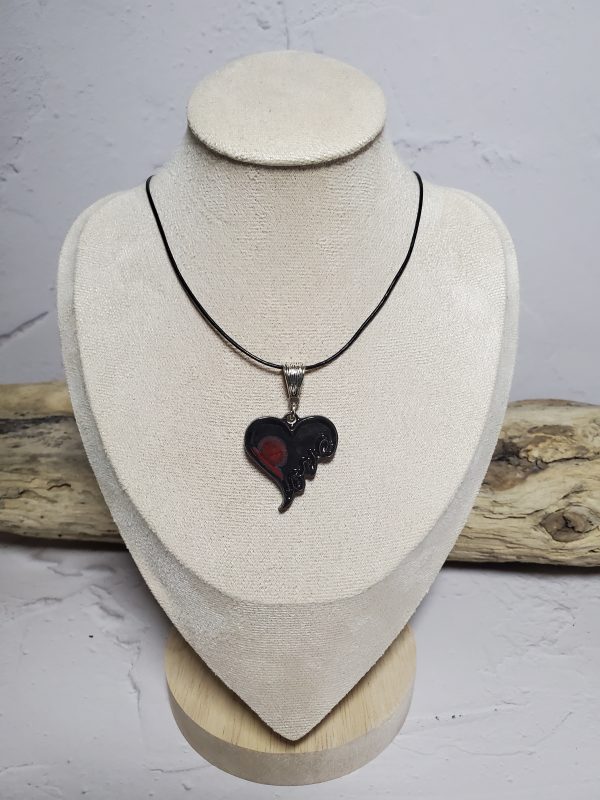 Pendentif cœur en céramique avec inscription LOVE, bijou romantique et raffiné.