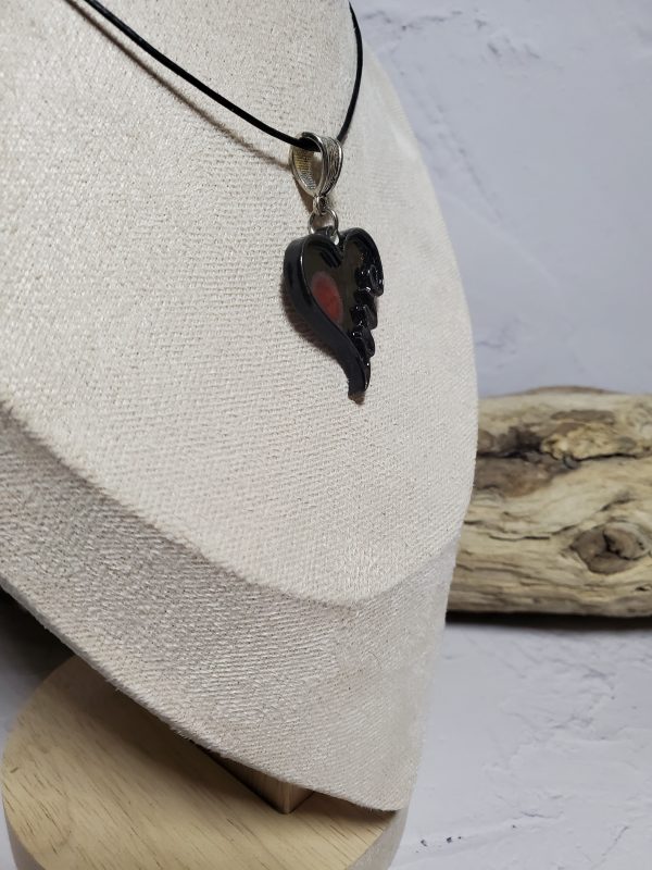 Pendentif cœur en céramique avec inscription LOVE, bijou romantique et raffiné.