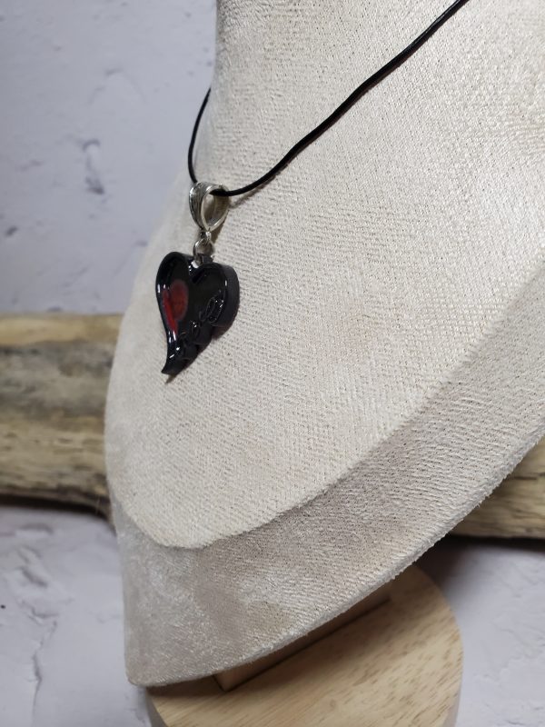 Pendentif cœur en céramique avec inscription LOVE, bijou romantique et raffiné.