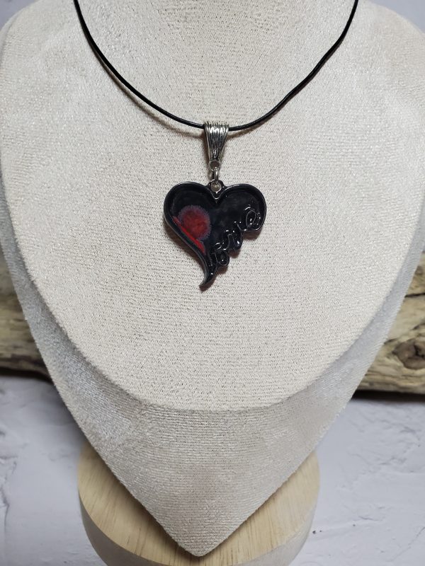 Pendentif cœur en céramique avec inscription LOVE, bijou romantique et raffiné.