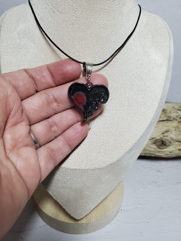 Pendentif cœur en céramique avec inscription LOVE, bijou romantique et raffiné.