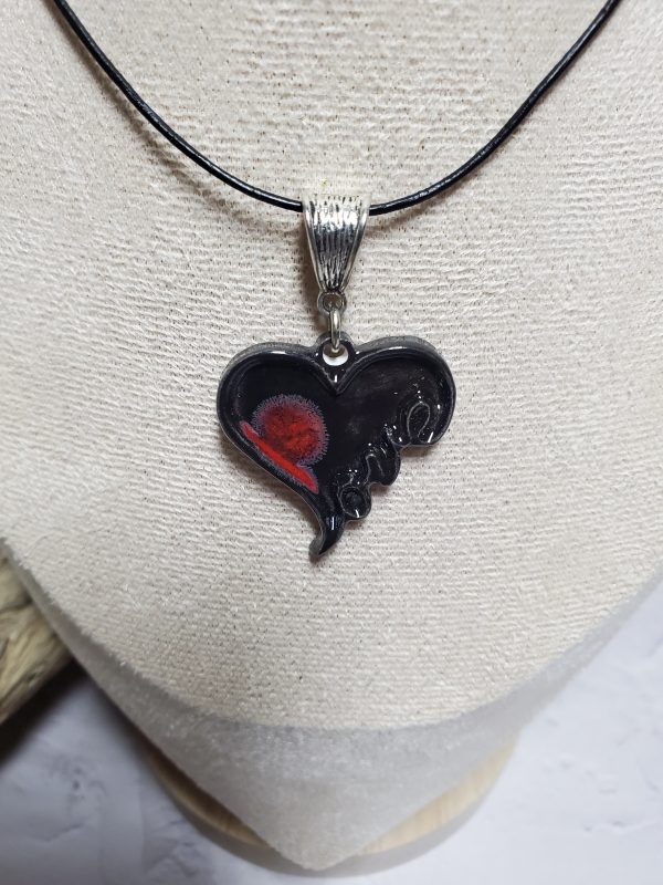 Pendentif cœur en céramique avec inscription LOVE, bijou romantique et raffiné.