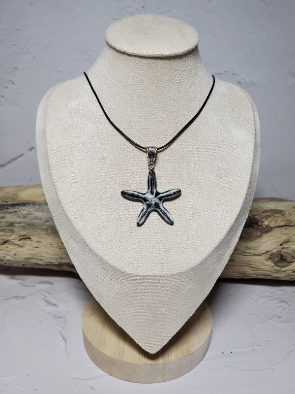 Pendentif étoile de mer en céramique - Élégance marine et artisanale.