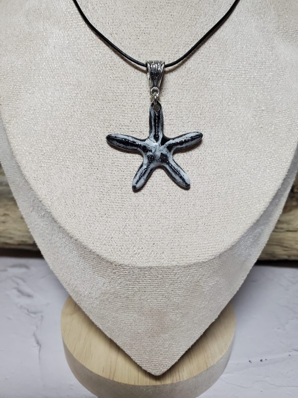 Pendentif étoile de mer en céramique - Élégance marine et artisanale.