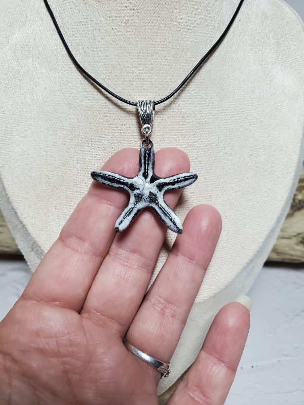 Pendentif étoile de mer en céramique - Élégance marine et artisanale.