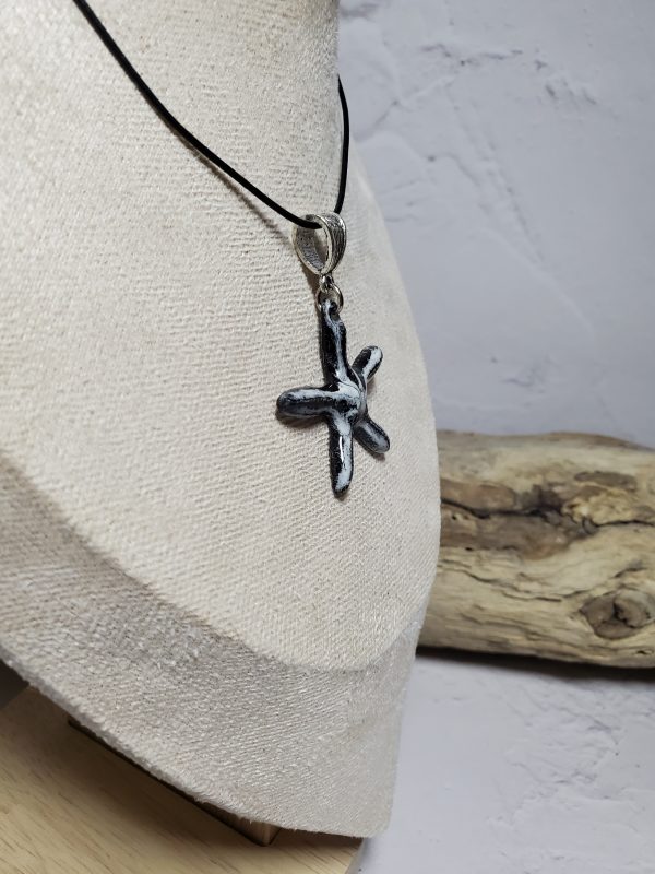 Pendentif étoile de mer en céramique - Élégance marine et artisanale.