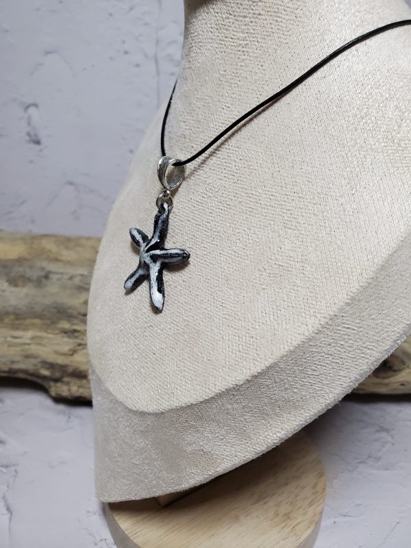 Pendentif étoile de mer en céramique - Élégance marine et artisanale.