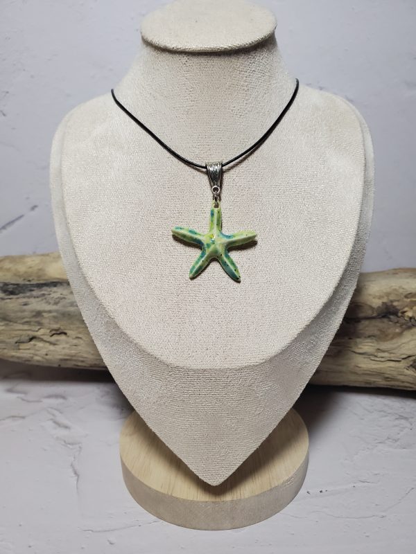 Pendentif artisanal en céramique en forme d'étoile de mer, élégant et unique, parfait pour ajouter une touche marine à votre style.