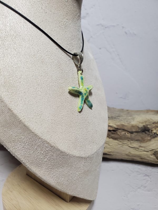 Pendentif artisanal en céramique en forme d'étoile de mer, élégant et unique, parfait pour ajouter une touche marine à votre style.