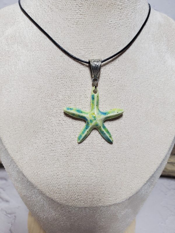 Pendentif artisanal en céramique en forme d'étoile de mer, élégant et unique, parfait pour ajouter une touche marine à votre style.