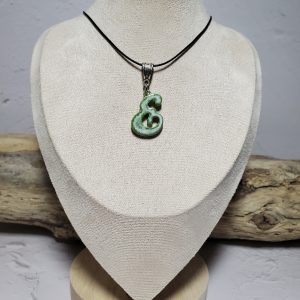 Lettre E en pendentif céramique fait main - Accessoire chic et personnalisé