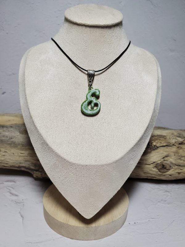 Lettre E en pendentif céramique fait main - Accessoire chic et personnalisé