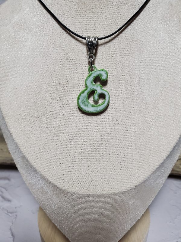 Lettre E en pendentif céramique fait main - Accessoire chic et personnalisé