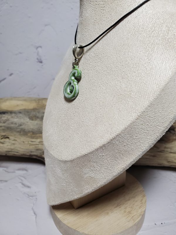 Lettre E en pendentif céramique fait main - Accessoire chic et personnalisé