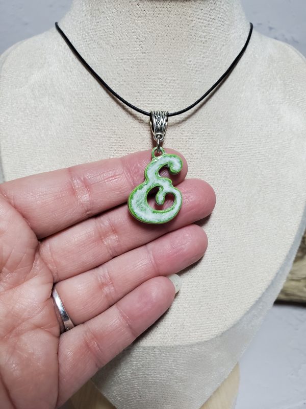 Lettre E en pendentif céramique fait main - Accessoire chic et personnalisé