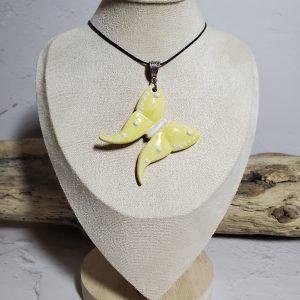 Un pendentif artisanal en céramique représentant un papillon, symbole d'élégance et de légèreté. Parfait pour ajouter une touche de nature et de raffinement à vos tenues.