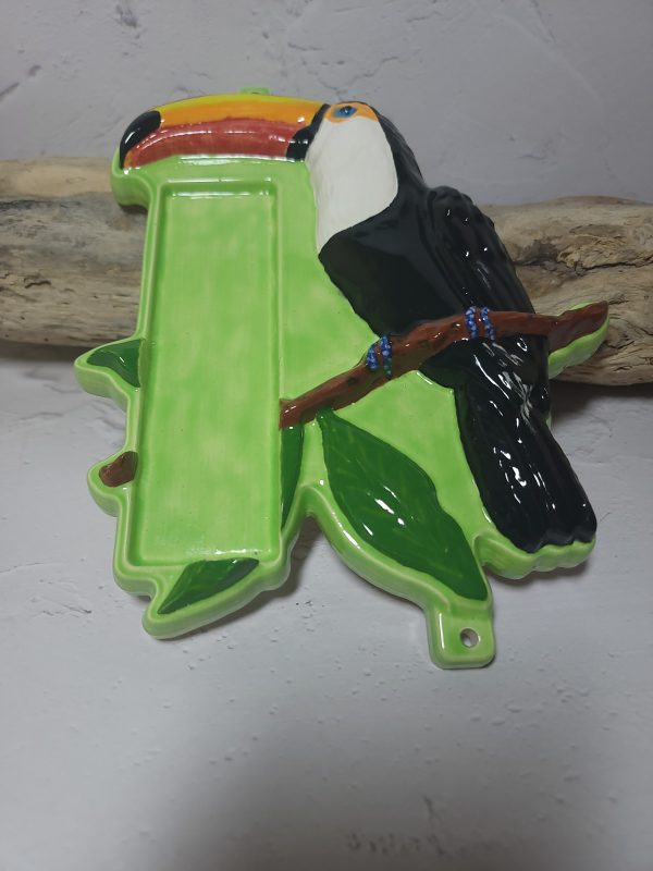 Décoration toucan tropicale en céramique avec emplacement pour thermomètre – Élégance exotique et utilité combinées, parfait pour embellir votre intérieur avec une touche naturelle et pratique.