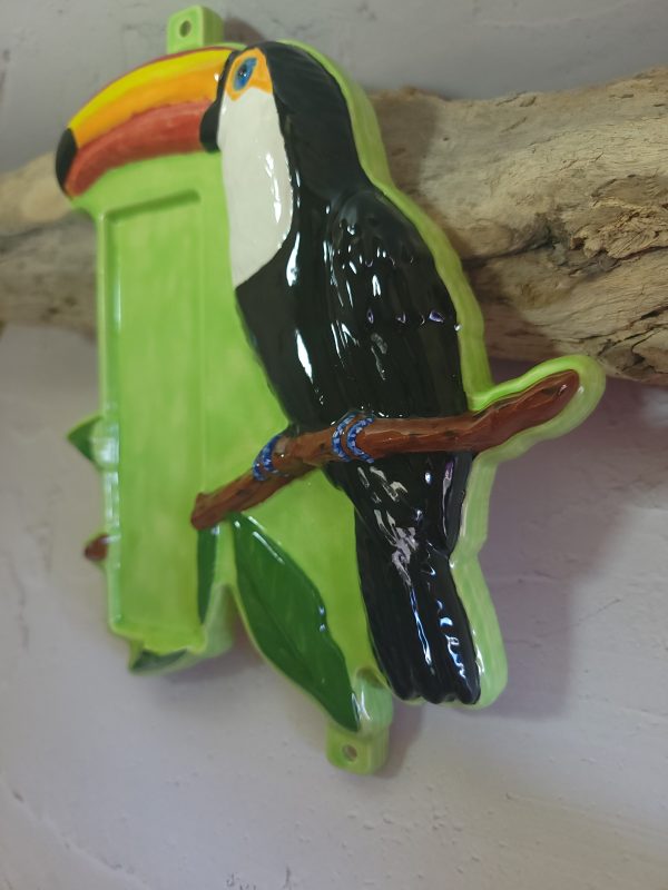 Décoration toucan tropicale en céramique avec emplacement pour thermomètre – Élégance exotique et utilité combinées, parfait pour embellir votre intérieur avec une touche naturelle et pratique.