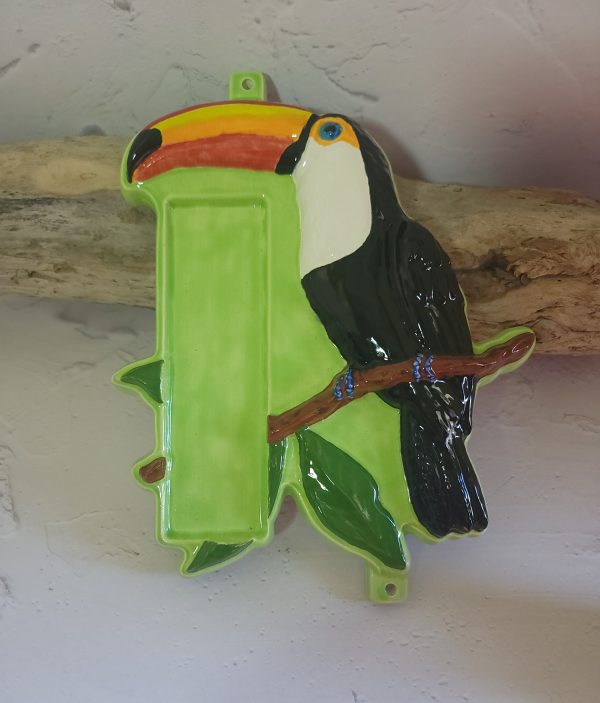 Décoration toucan tropicale en céramique avec emplacement pour thermomètre – Élégance exotique et utilité combinées, parfait pour embellir votre intérieur avec une touche naturelle et pratique.