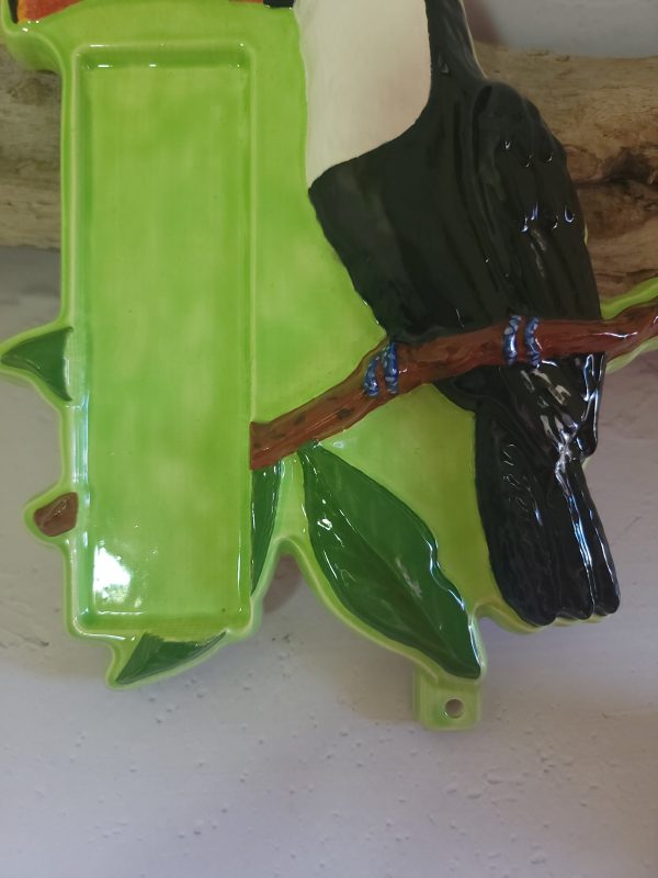 Décoration toucan tropicale en céramique avec emplacement pour thermomètre – Élégance exotique et utilité combinées, parfait pour embellir votre intérieur avec une touche naturelle et pratique.