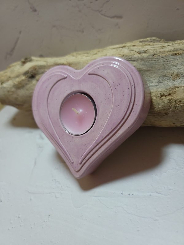 "Bougeoir cœur en céramique – Élégance et romantisme pour une ambiance chaleureuse. Idéal pour une décoration raffinée ou un cadeau symbolique.