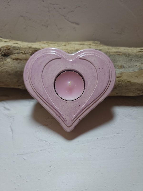 "Bougeoir cœur en céramique – Élégance et romantisme pour une ambiance chaleureuse. Idéal pour une décoration raffinée ou un cadeau symbolique.