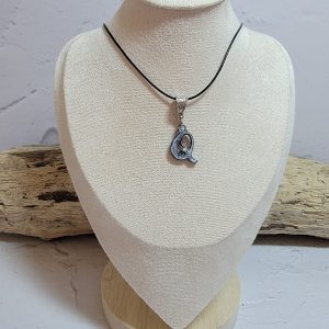 Bijou collier en céramique représentant l'initiale Q, pendentif lettre personnalisé