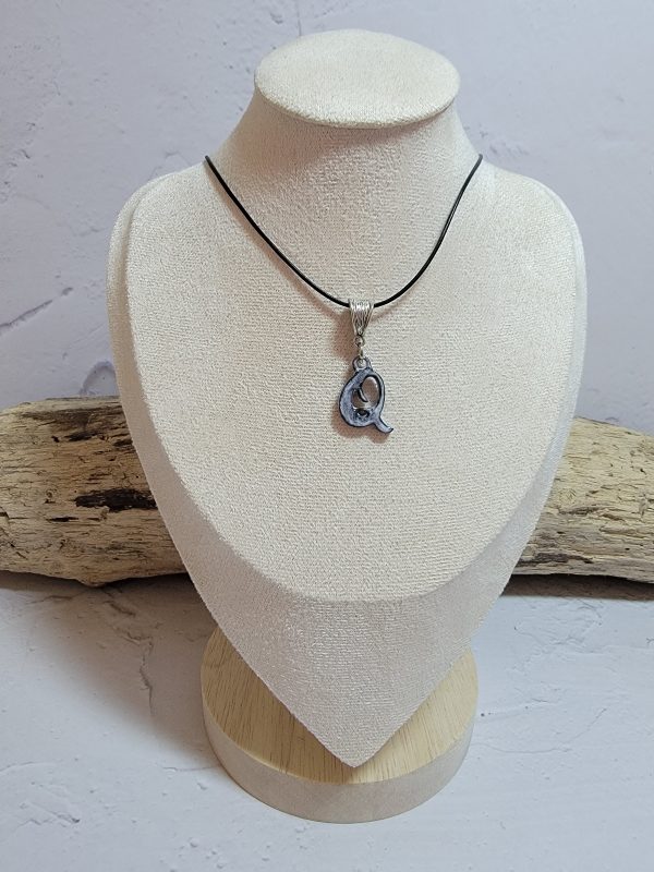 Bijou collier en céramique représentant l'initiale Q, pendentif lettre personnalisé