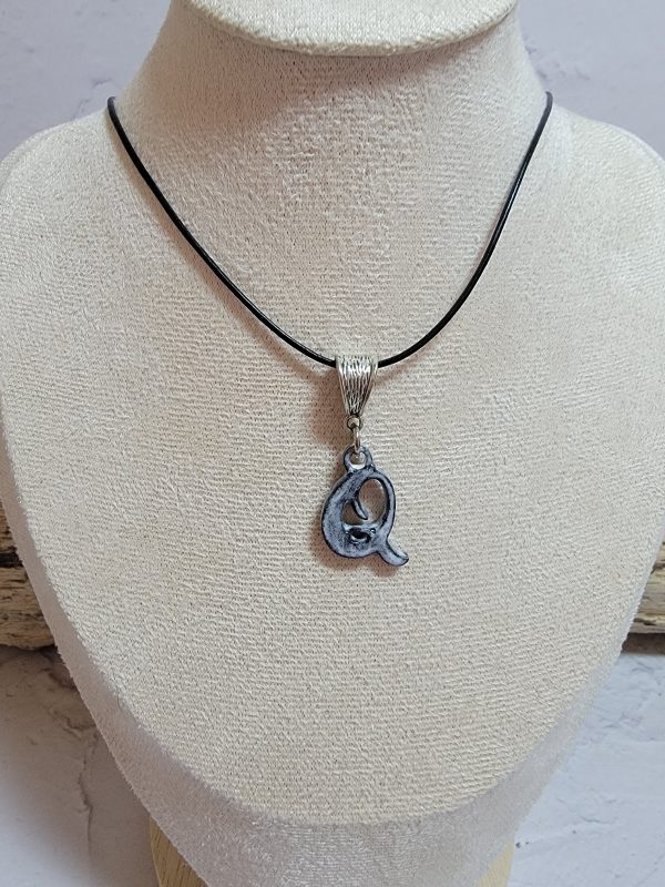 Bijou collier en céramique représentant l'initiale Q, pendentif lettre personnalisé