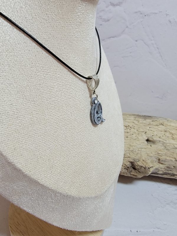 Bijou collier en céramique représentant l'initiale Q, pendentif lettre personnalisé