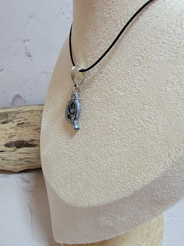 Bijou collier en céramique représentant l'initiale Q, pendentif lettre personnalisé