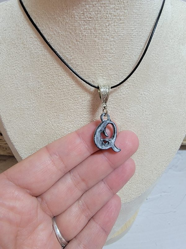 Bijou collier en céramique représentant l'initiale Q, pendentif lettre personnalisé