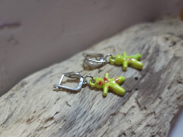 Boucles d'oreilles fantaisie en céramique - petit personnage – Image 3