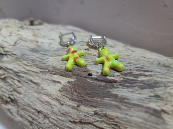 Boucles d'oreilles fantaisie en céramique - petit personnage – Image 4