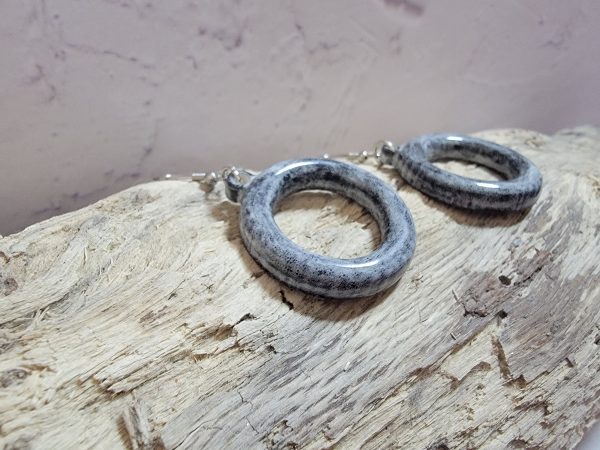 Boucles d'oreilles anneau en céramique – Image 3