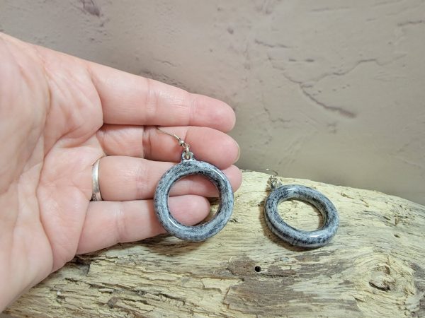 Boucles d'oreilles anneau en céramique – Image 4