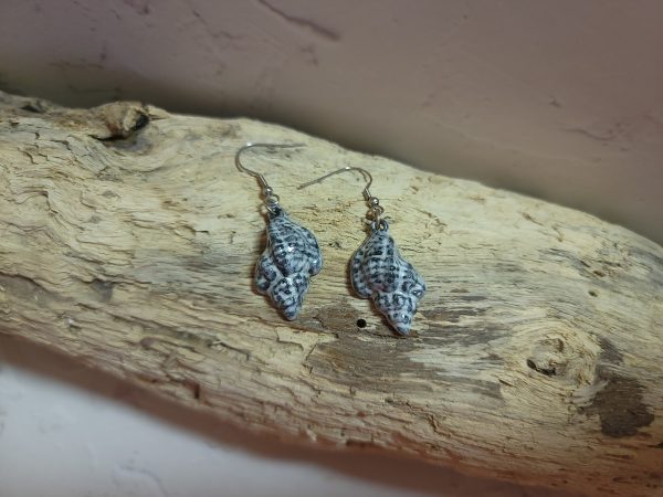 Boucles d’oreilles coquillage en céramique – bijou artisanal style marin élégant
